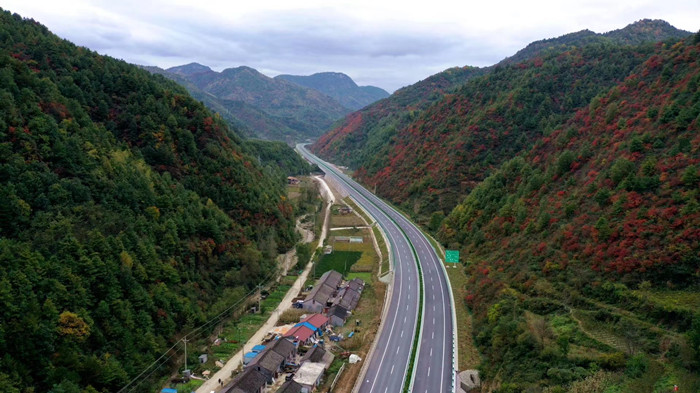 全新的太凤高速公路连接了"山里山外,连通了富足与希望,必将为太白