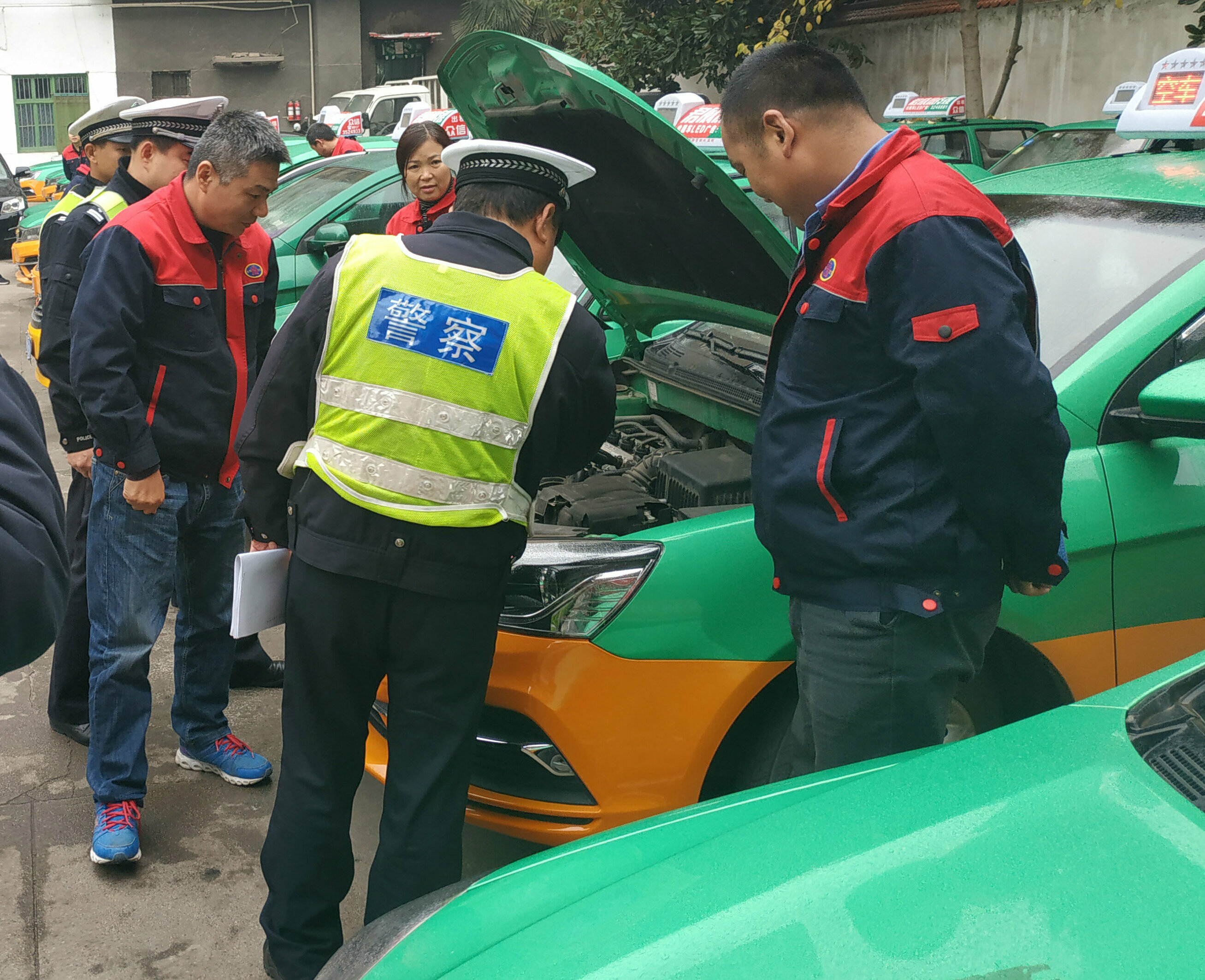 交警检查公司车辆.jpg