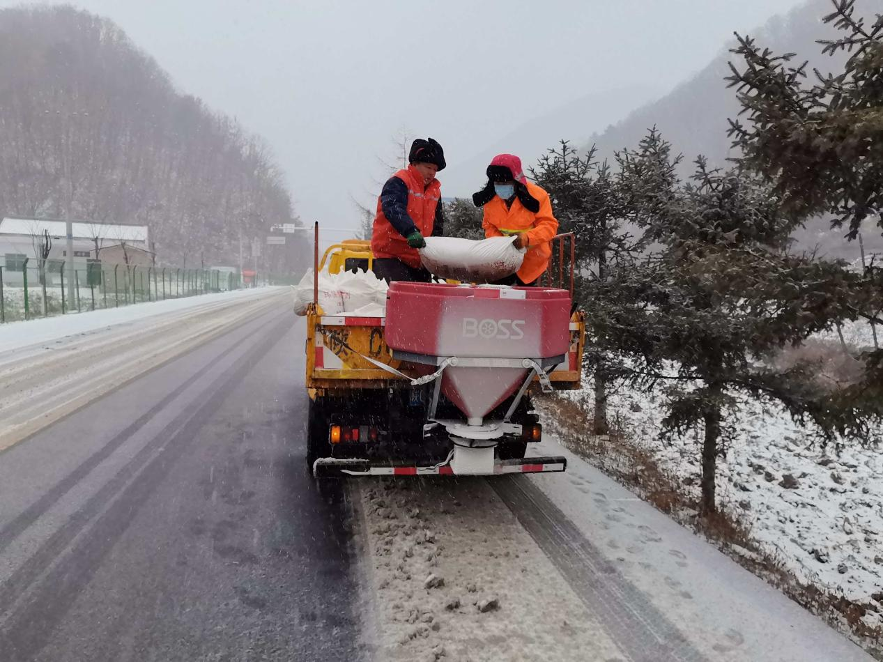 以雪为令 高效开展除雪保畅工作