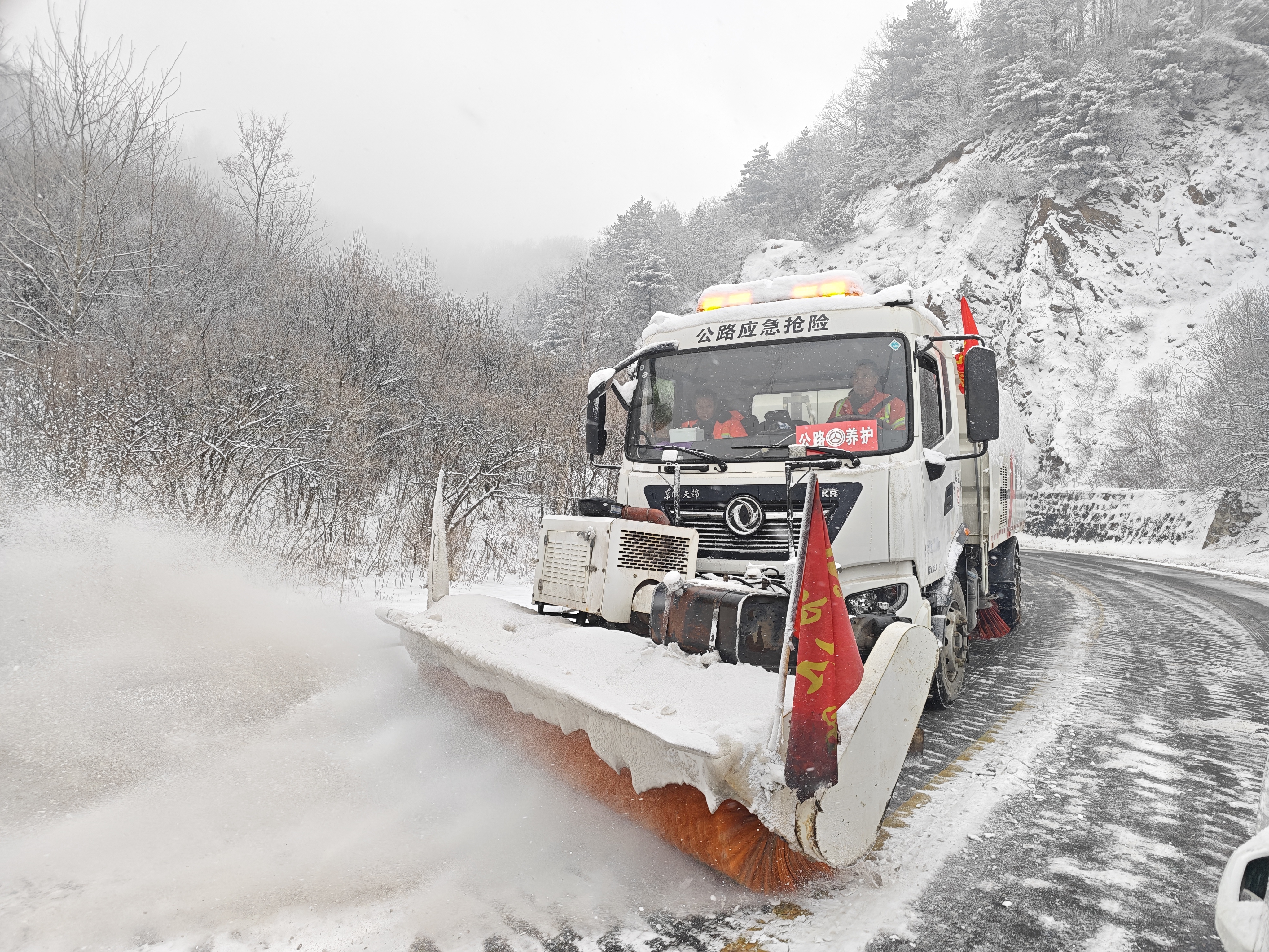 “浴”雪奋战！宝鸡多方联动除雪保畅