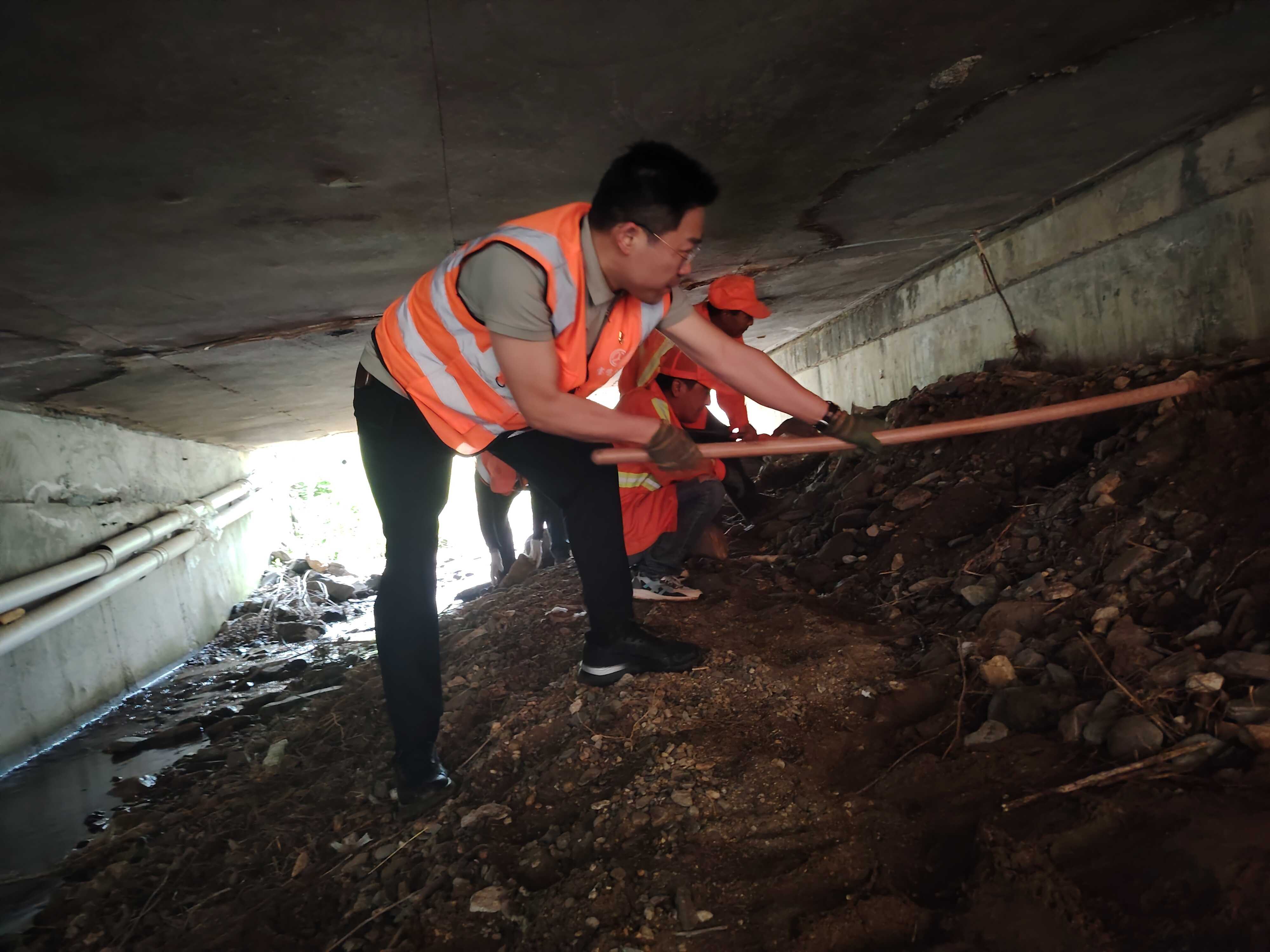 清理涵洞.jpg